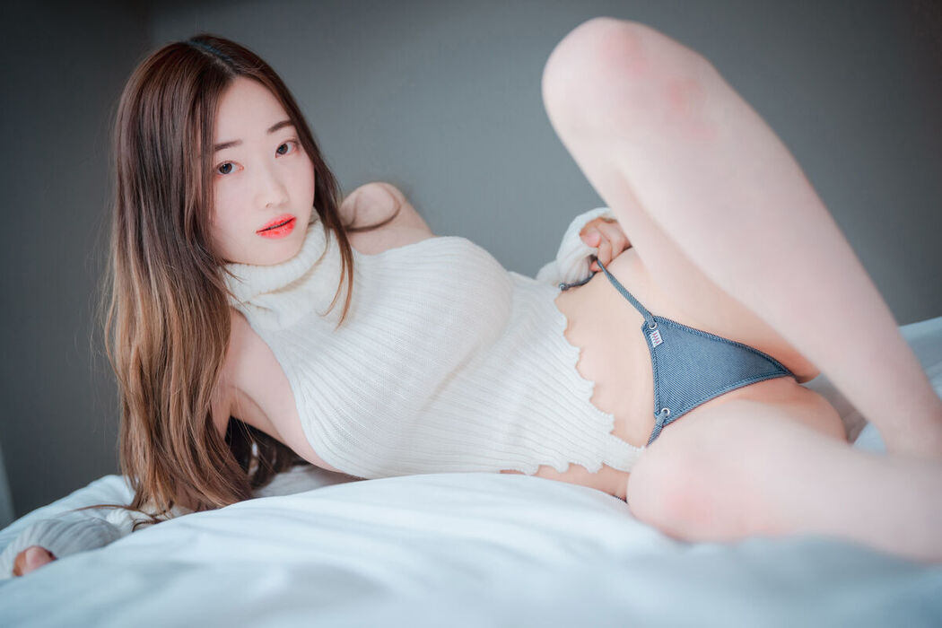 DJAWA Kim Ji-won 김지원 – Knit And Denim