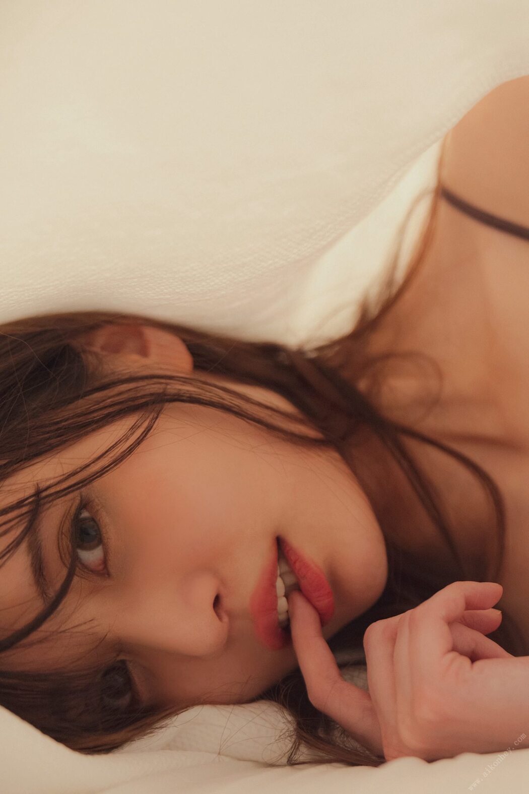 FLASH Photobook 2022-05-24 Sayaka Nitori 似鳥沙也加 – Leave yourself at night Part 1 夜に身を任せて 前編 B