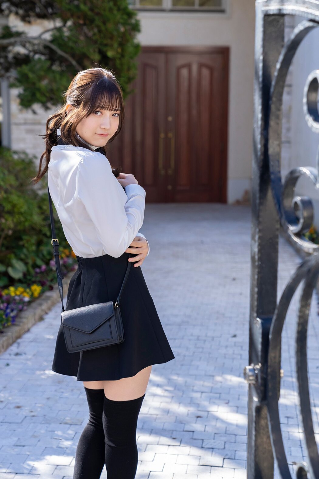 FLASH Photobook 2023-05-30 Nanako Kurosaki 黒嵜菜々子 – Melting Young Lady