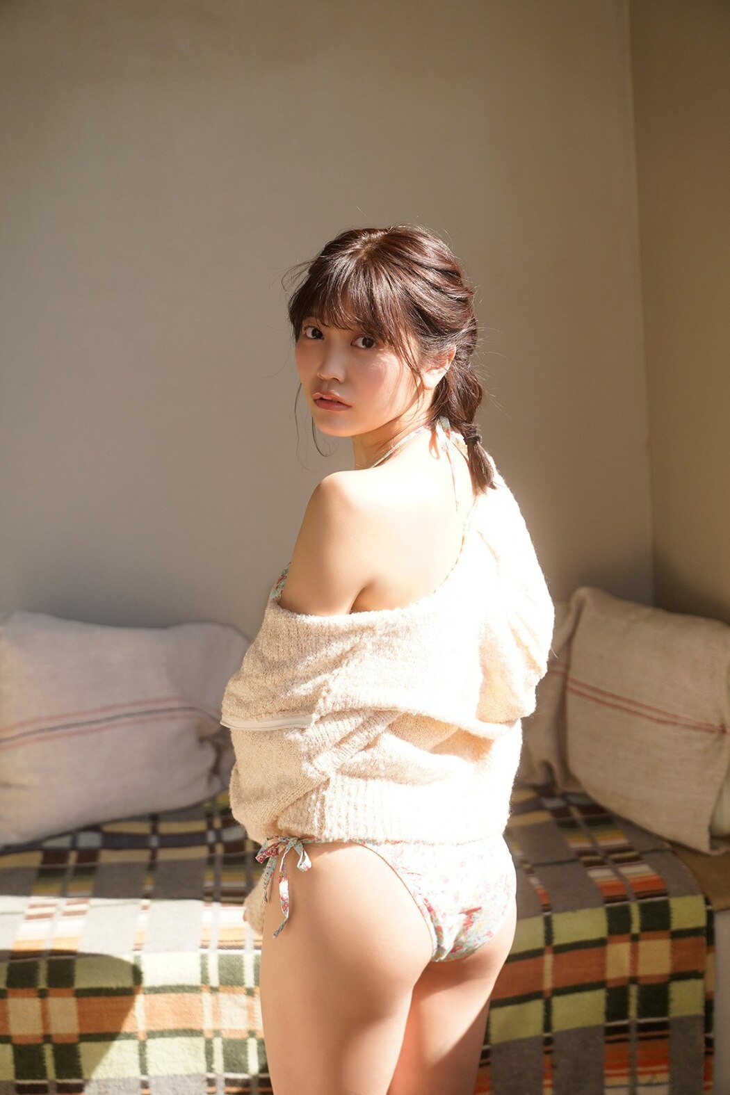 FLASH Photobook Reona Matsushita 松下玲緒菜 – Journey With Bare Skin