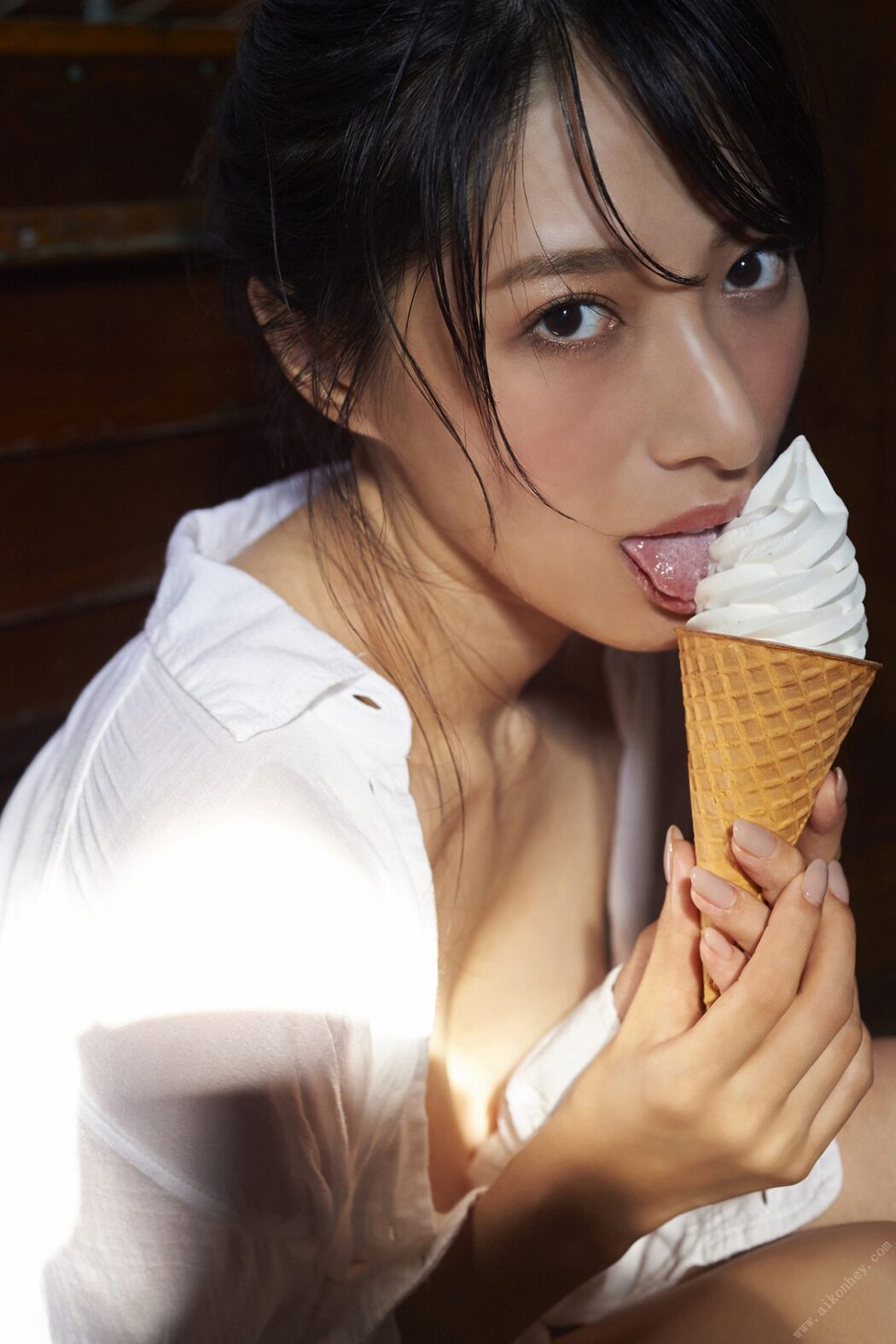 FLASH Photobook Yuka Someya 染谷有香 – 01 Dyed in sweat 02 Dyed in soft serve ice cream 2020-10-27