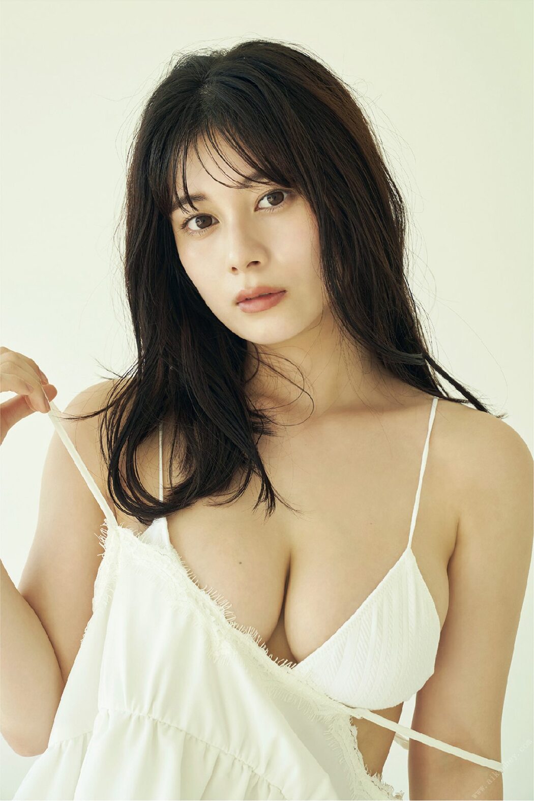Platinum FLASH Photobook 2021-09-10 Sakurako Okubo 大久保桜子 – Glitter, shimmer きらめき、ゆらめく