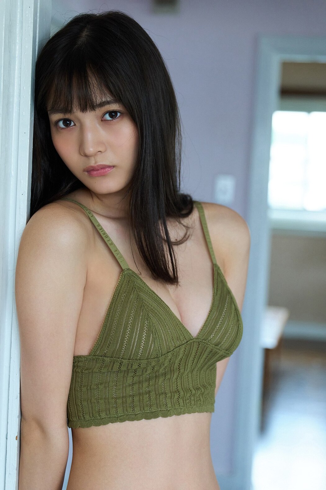 Platinum FLASH Photobook 2021-11-19 Nanako Kurosaki 黒嵜菜々子 – 18 Years Old