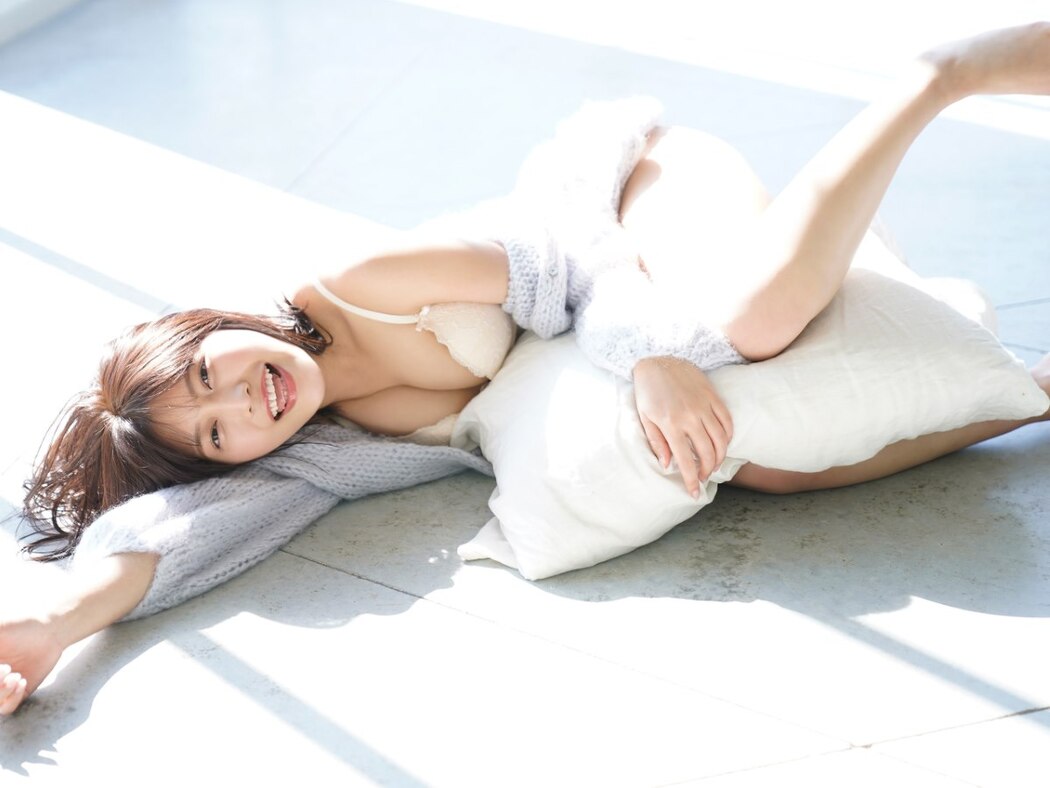 FLASH Photobook Reona Matsushita 松下玲緒菜 – Journey With Bare Skin
