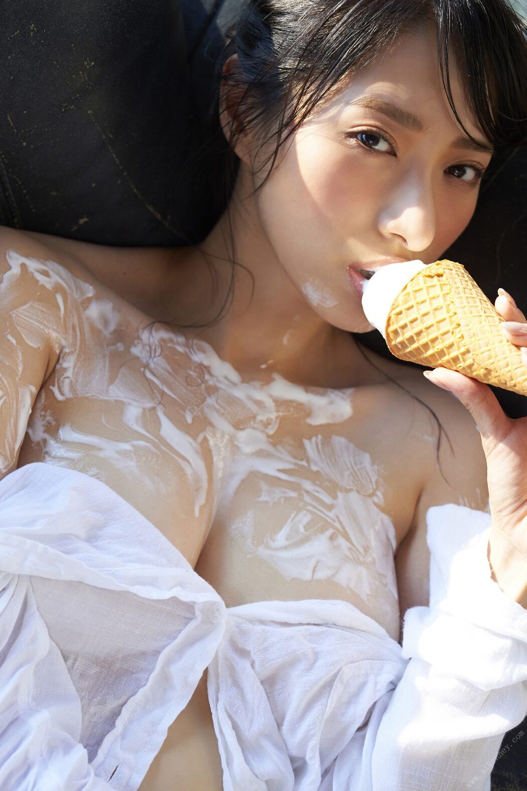 FLASH Photobook Yuka Someya 染谷有香 – 01 Dyed in sweat 02 Dyed in soft serve ice cream 2020-10-27