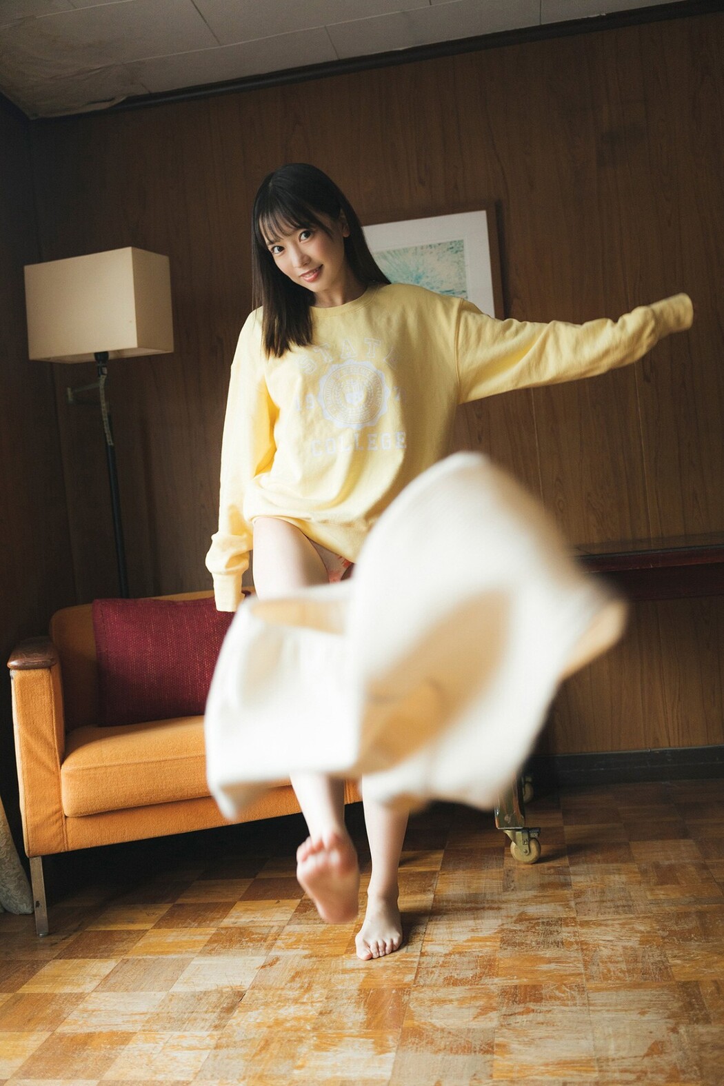 Platinum FLASH Photobook 2023-02-17 Akane Yoshizawa 吉沢朱音 – Triangle Love In The Case Of Akane