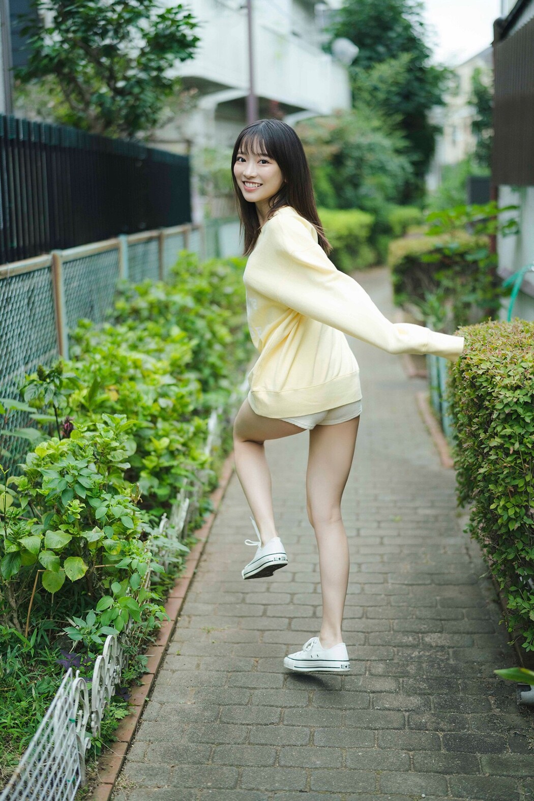 Platinum FLASH Photobook 2023-02-17 Akane Yoshizawa 吉沢朱音 – Triangle Love In The Case Of Akane