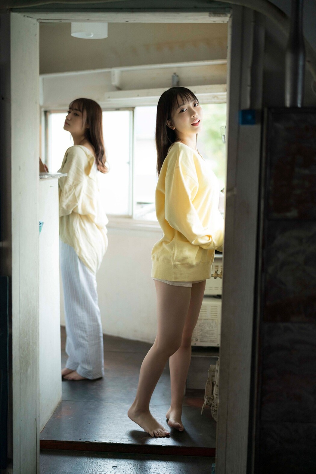 Platinum FLASH Photobook 2023-02-17 Akane Yoshizawa 吉沢朱音 – Triangle Love In The Case Of Akane