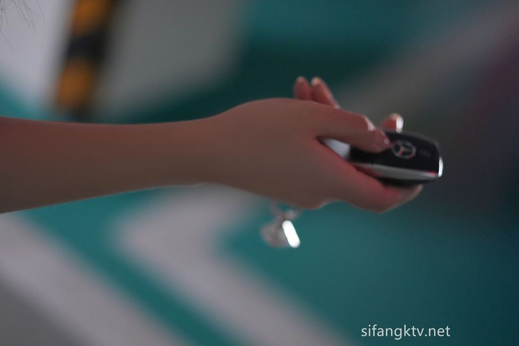 XR Uncensored Tan Xiao Ling 谭小灵 – R18 秀人网模特 地下车库的故事And小画家剧情视频 Part01 (51P – 1V)