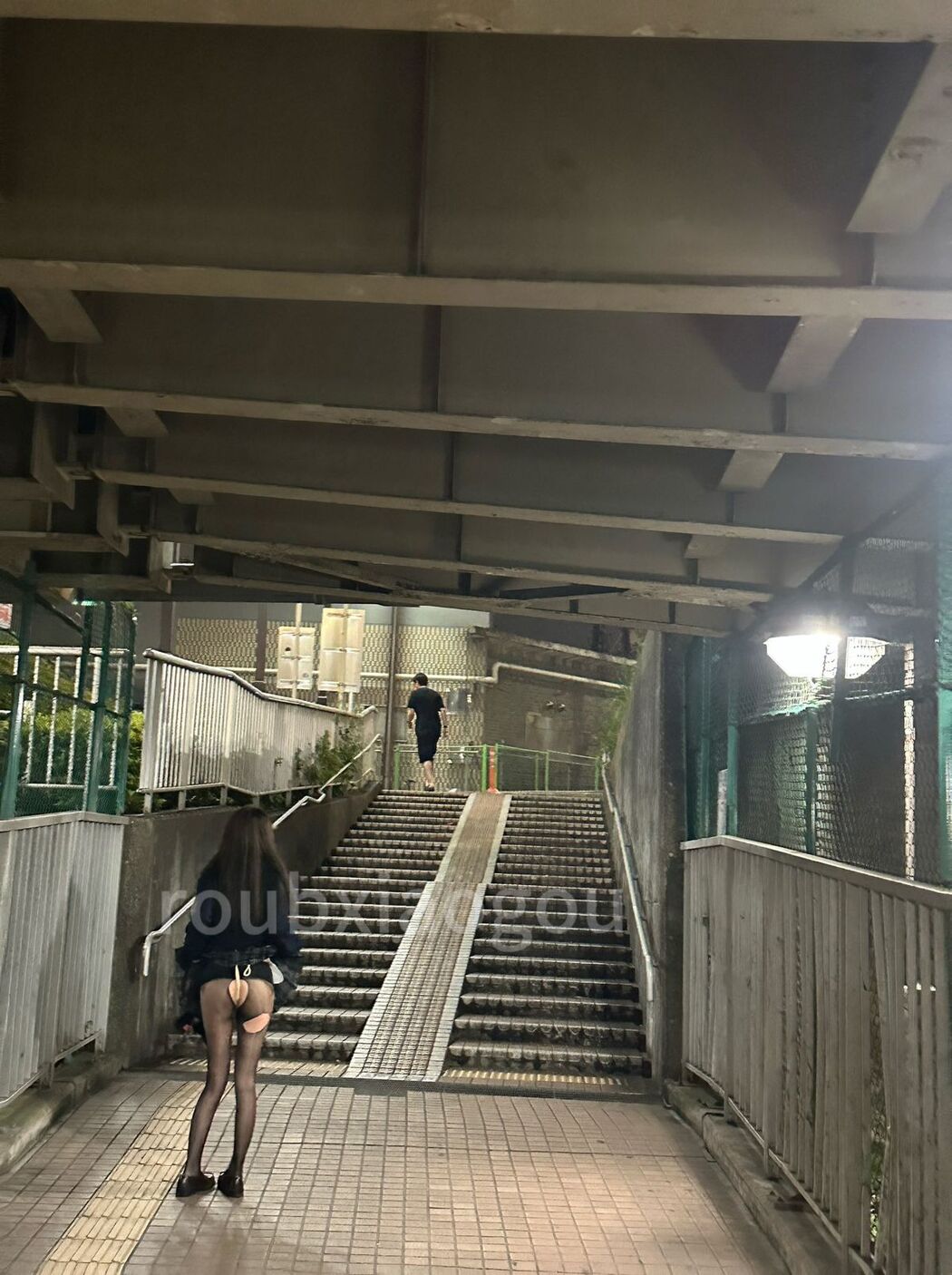 Coser@优米 – 第一次在外面尿尿 好像被路过的人看到了 不小心又高潮了 (47P – 38V)