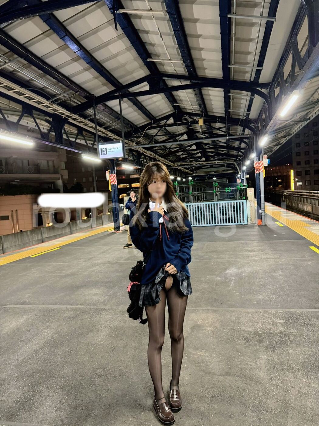Coser@优米 – 第一次在外面尿尿 好像被路过的人看到了 不小心又高潮了 (47P – 38V)