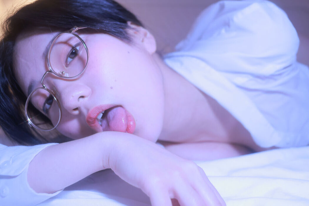 Sehee 세희 &#8211; Glasses Shirt Part2