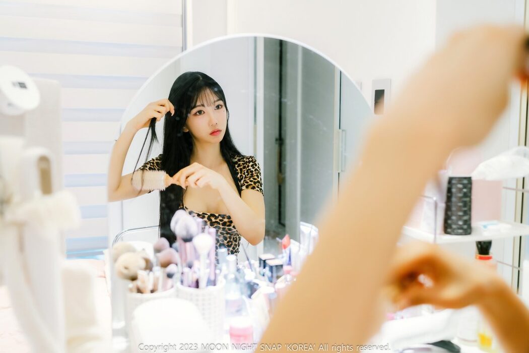 Moon Night Snap Yunjin – Yunjin Peeking