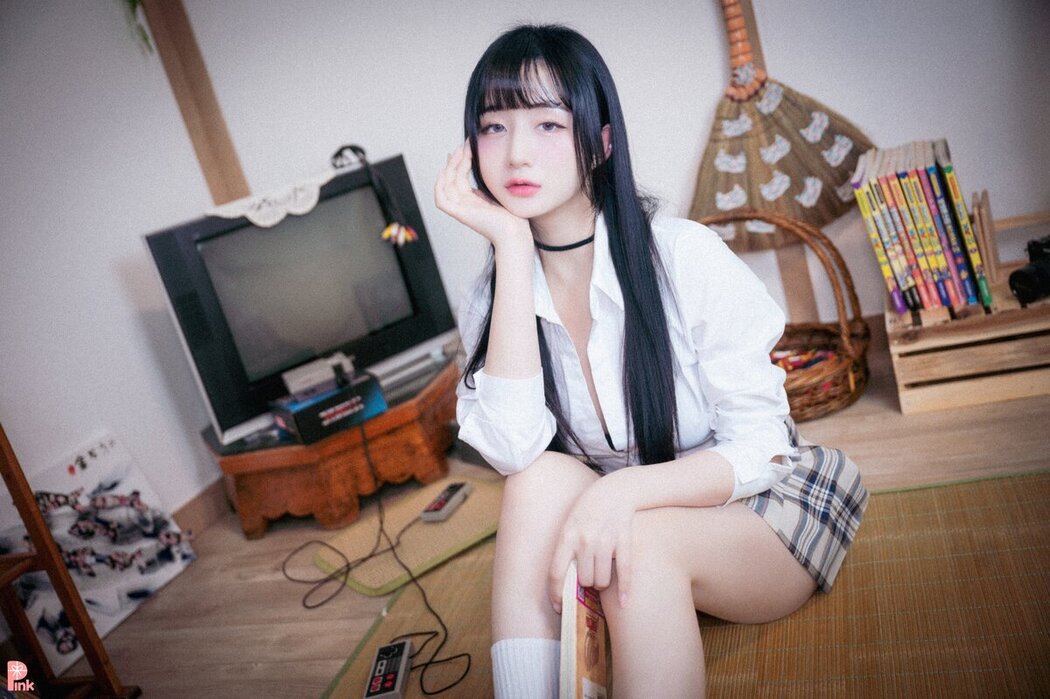 PINK Han Jina 한지나 – 지나의 교복 생활 Bright Ver