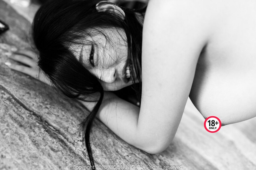 Moon Night Snap Yunjin – Honey Peach Hocance Digital Photobook