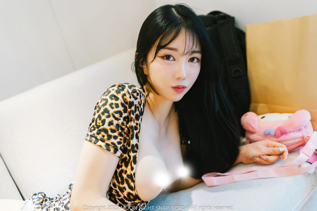 Moon Night Snap Yunjin – Yunjin Peeking