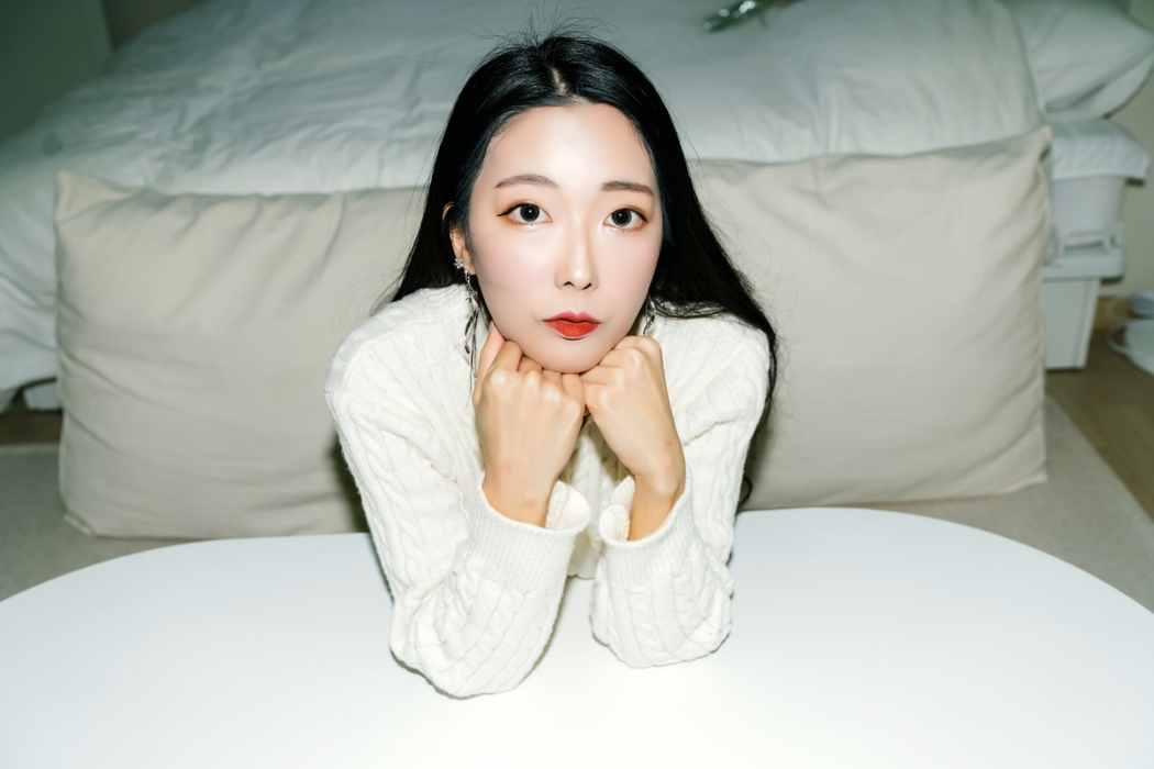 Moon Night Snap Mona 모나 – In the Room