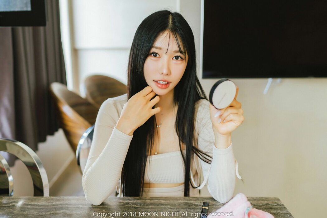 Moon Night Snap Yunjin – Honey Peach Hocance Digital Photobook