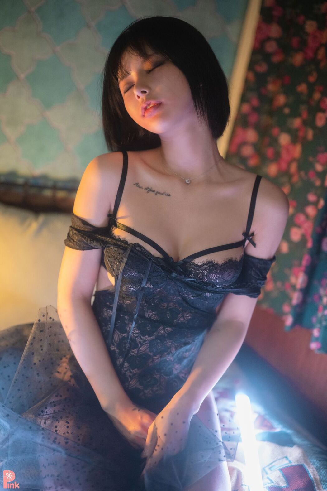 PINK U.Hwa 은유화 – Mood Black