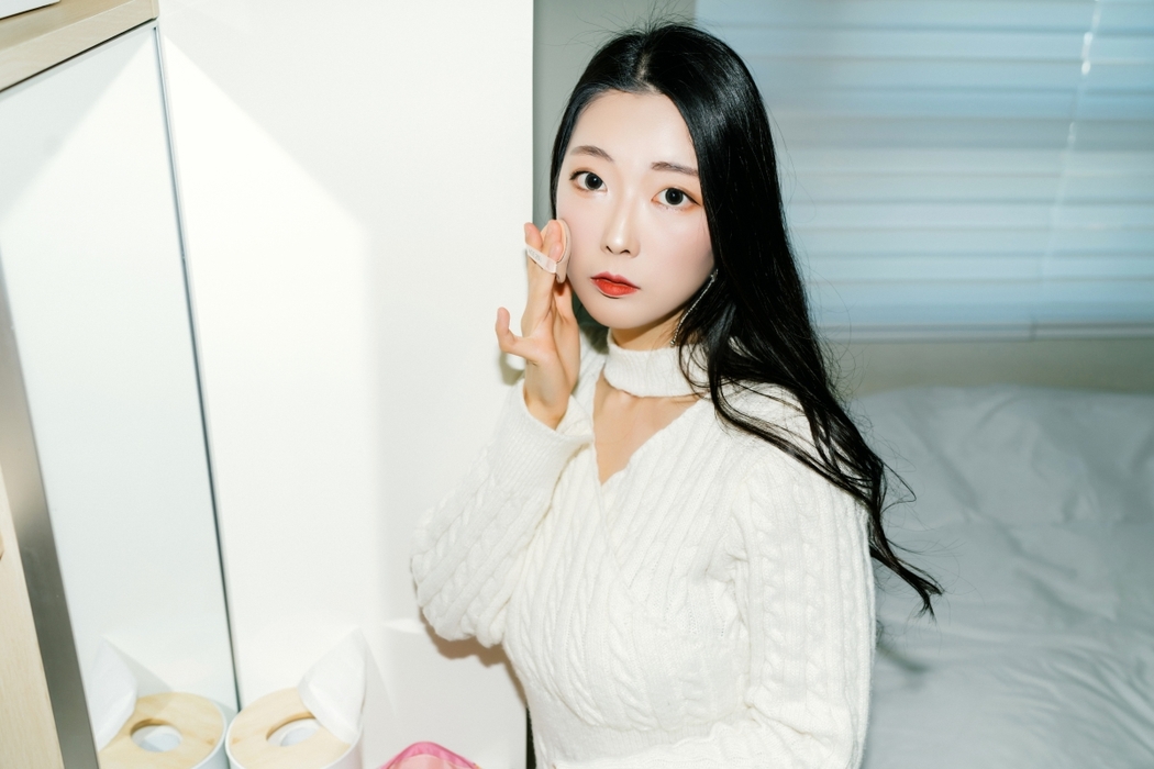 Moon Night Snap Mona 모나 – In the Room