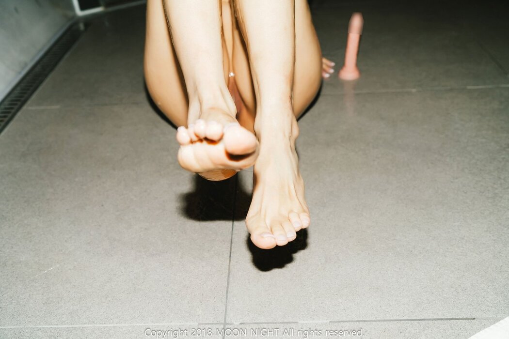 Moon Night Snap Mona 모나 – Gooey