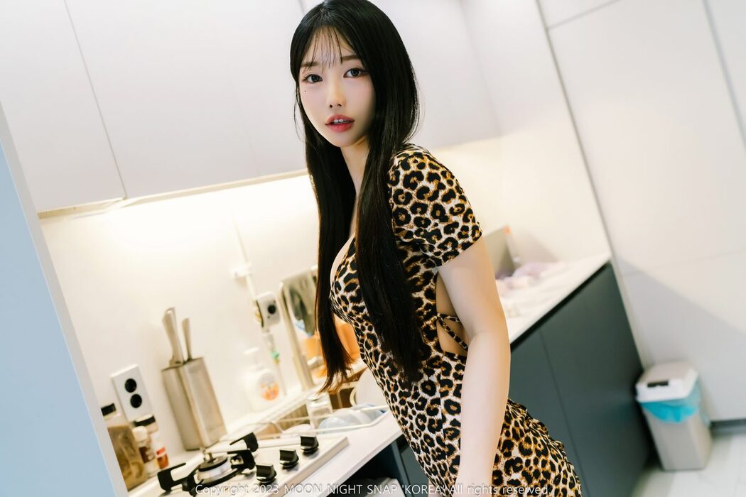 Moon Night Snap Yunjin – Yunjin Peeking
