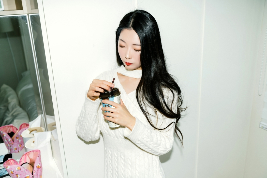 Moon Night Snap Mona 모나 – In the Room