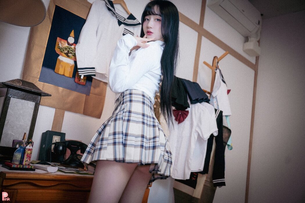 PINK Han Jina 한지나 – 지나의 교복 생활 Bright Ver