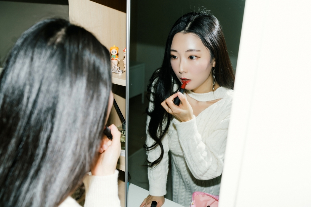 Moon Night Snap Mona 모나 – In the Room