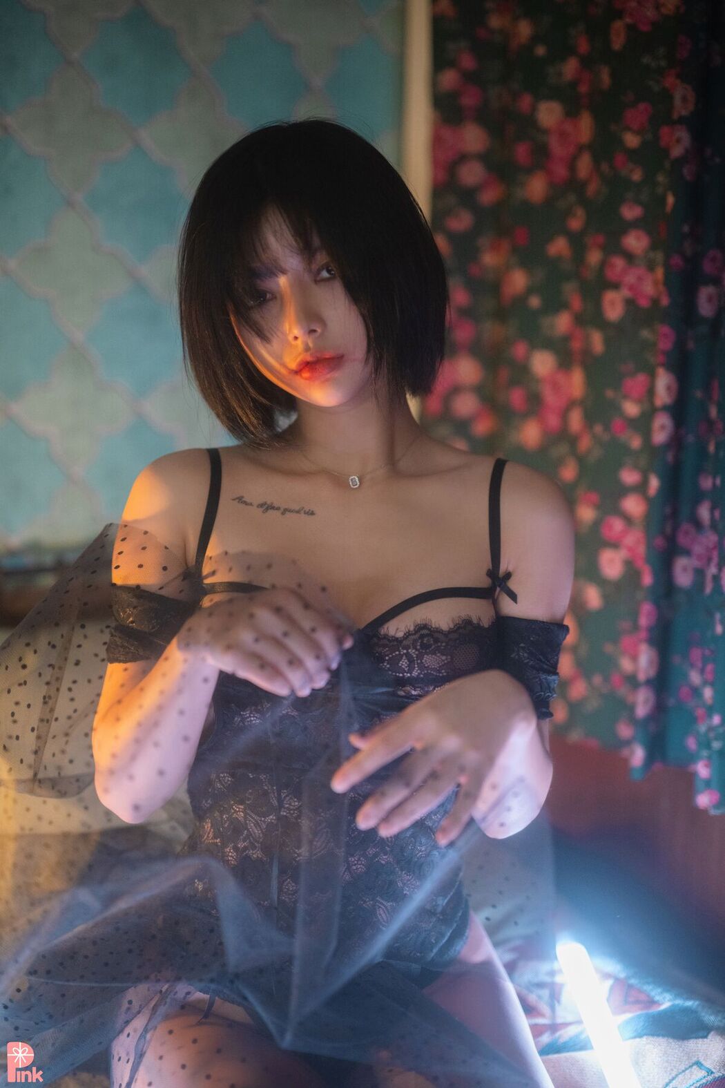 PINK U.Hwa 은유화 – Mood Black