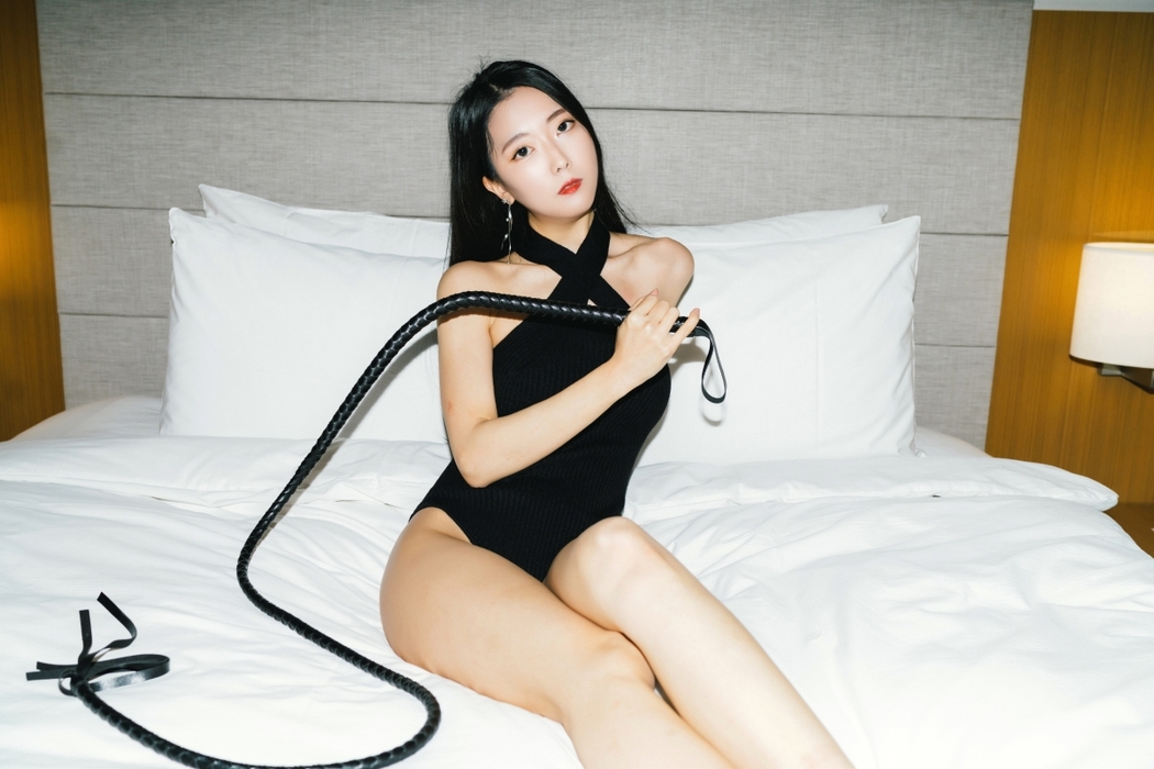 Moon Night Snap Mona 모나 – BITCH
