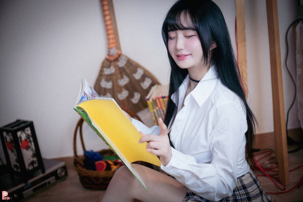 PINK Han Jina 한지나 – 지나의 교복 생활 Bright Ver