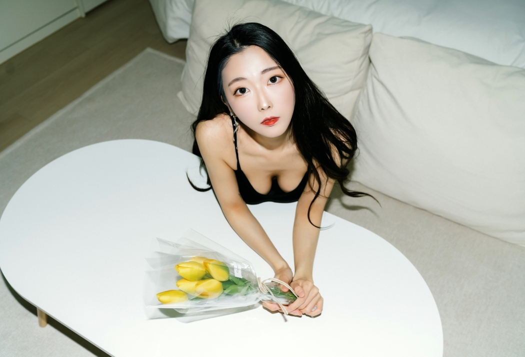 Moon Night Snap Mona 모나 – In the Room