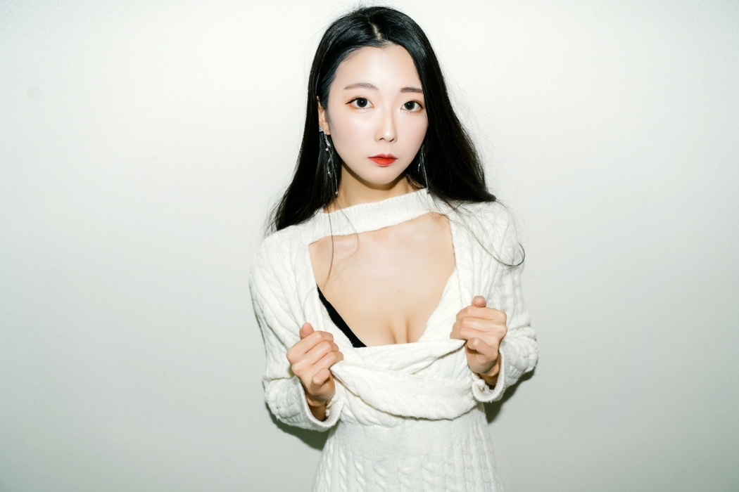 Moon Night Snap Mona 모나 – In the Room
