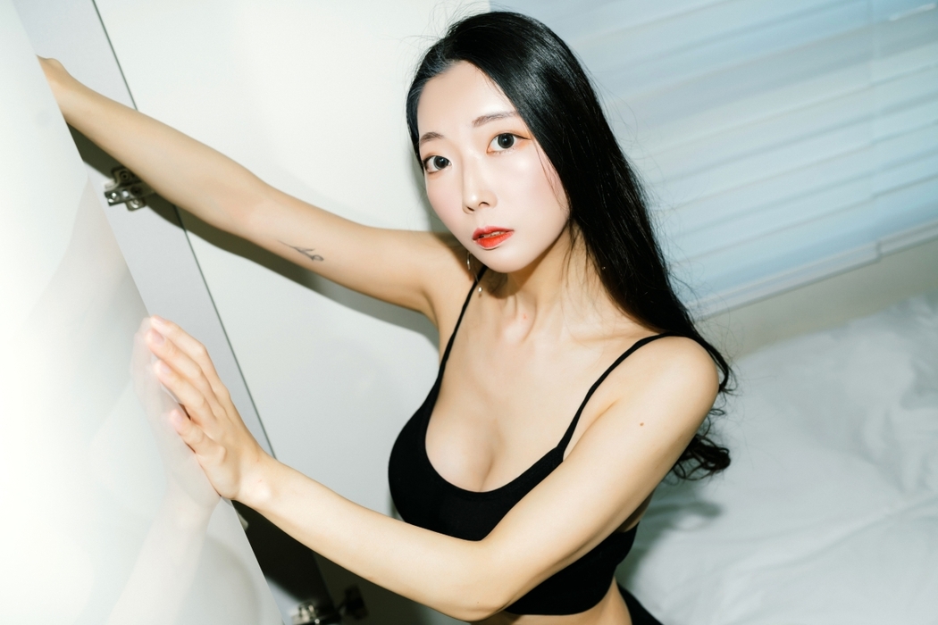Moon Night Snap Mona 모나 – In the Room