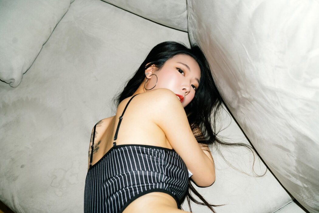 Moon Night Snap Mona 모나 – Get Me Excited