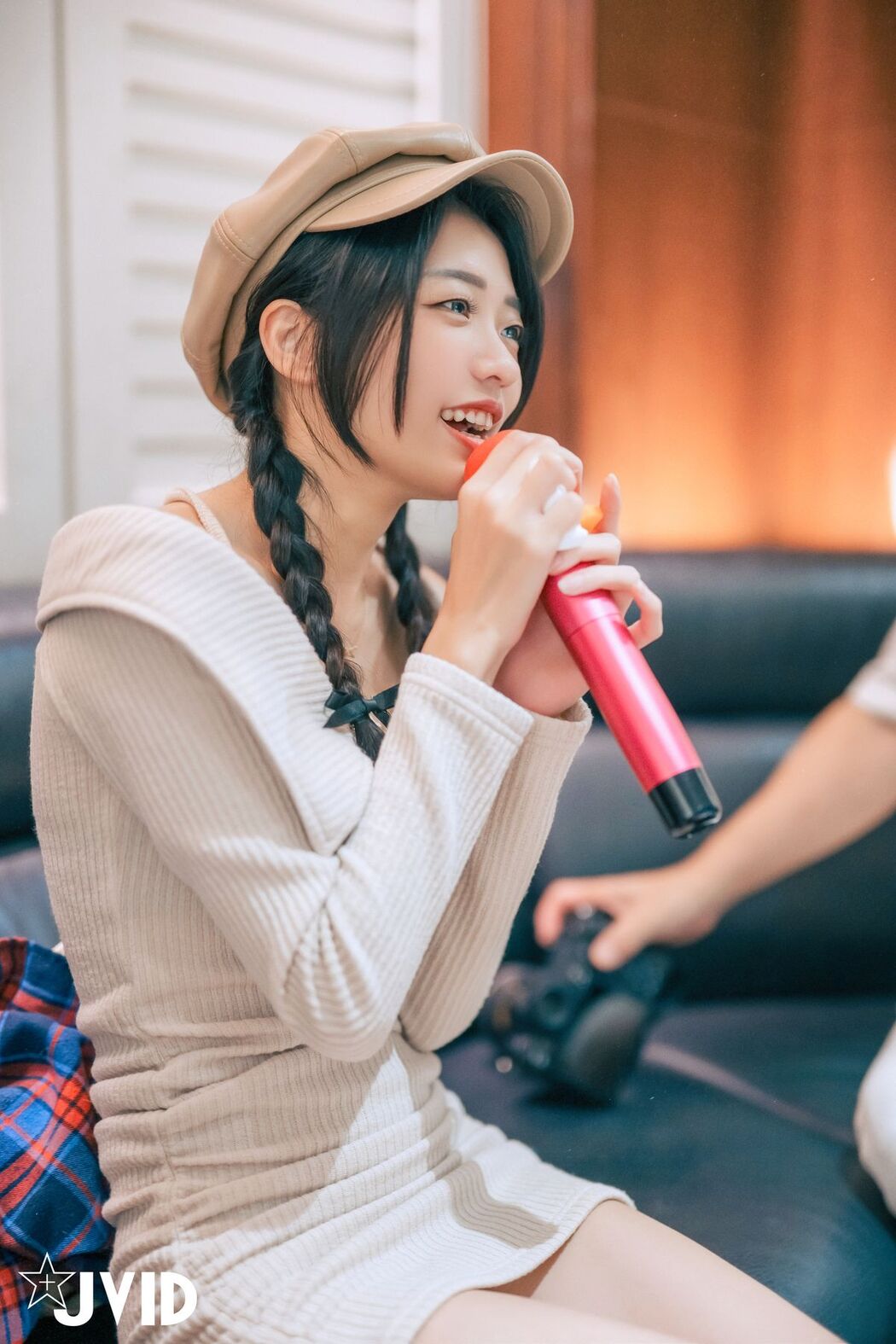 JVID Yan Yan 妍妍 Angel – 生日酒醉の強制性侵-妍妍 喝醉遭友人帶回脫光侵犯 開腿露出美鮑 主動撫摸肉棒 Part01 (63P – 2V)