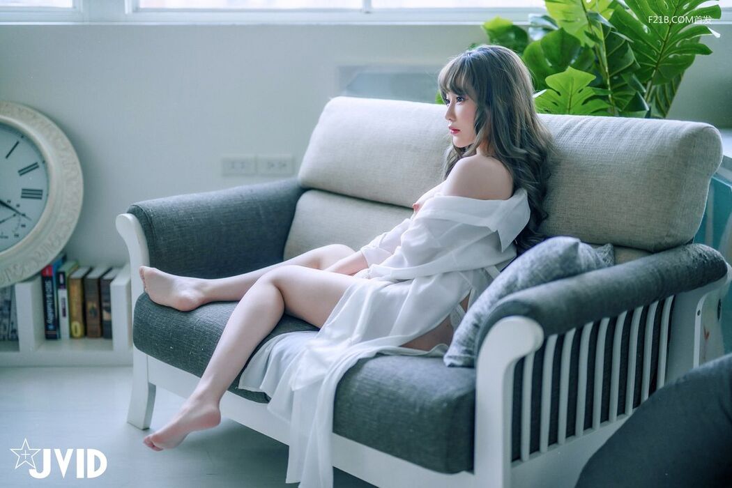 JVID Li Nai Jiang 璃奈醬 – 兄弟一起把玩超美極品充氣娃娃 誤觸開關 一秒變真人 掰超開特寫 粉嫩鮑 Part02 (75P)