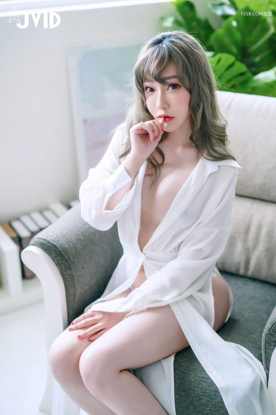JVID Li Nai Jiang 璃奈醬 – 兄弟一起把玩超美極品充氣娃娃 誤觸開關 一秒變真人 掰超開特寫 粉嫩鮑 Part02 (75P)