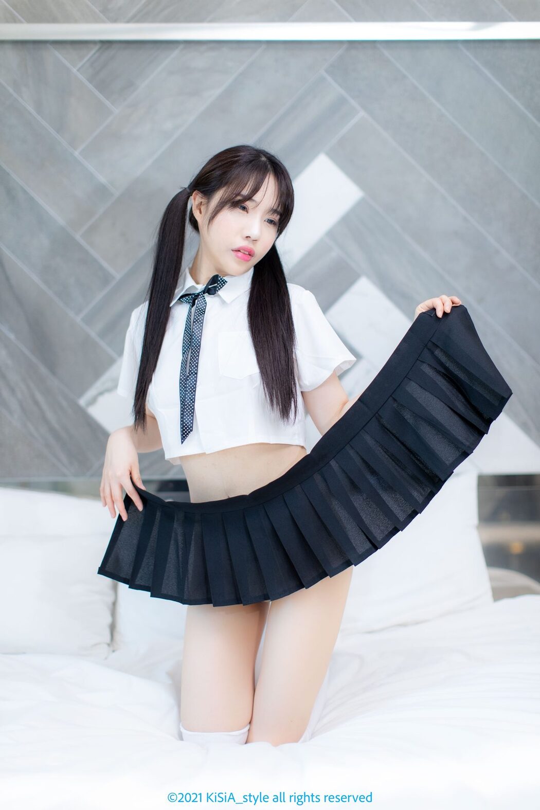 KiSiA Eunha 은하 – ft. Schoolgirl