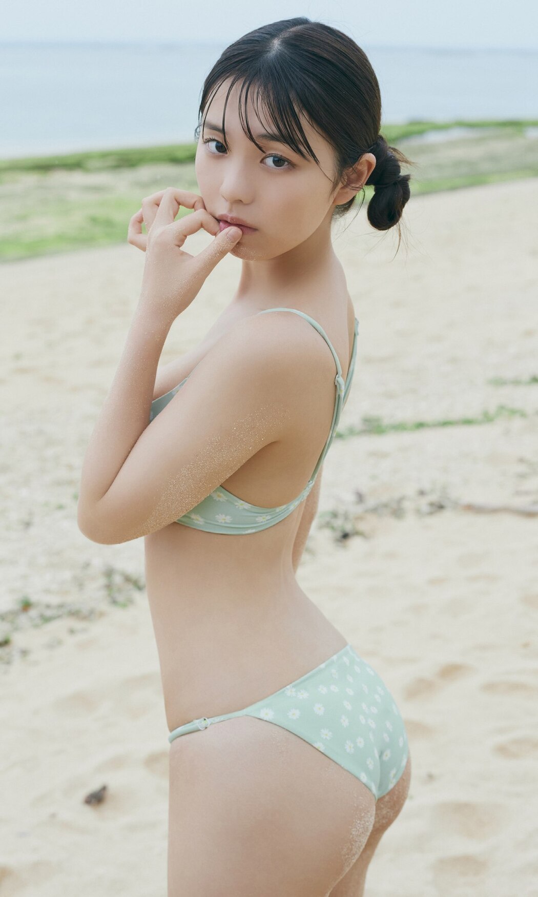 Weekly Photobook 2023-08-07 Hina Kikuchi 菊地姫奈 – Enjoy 18 Year Old Summer Vacation