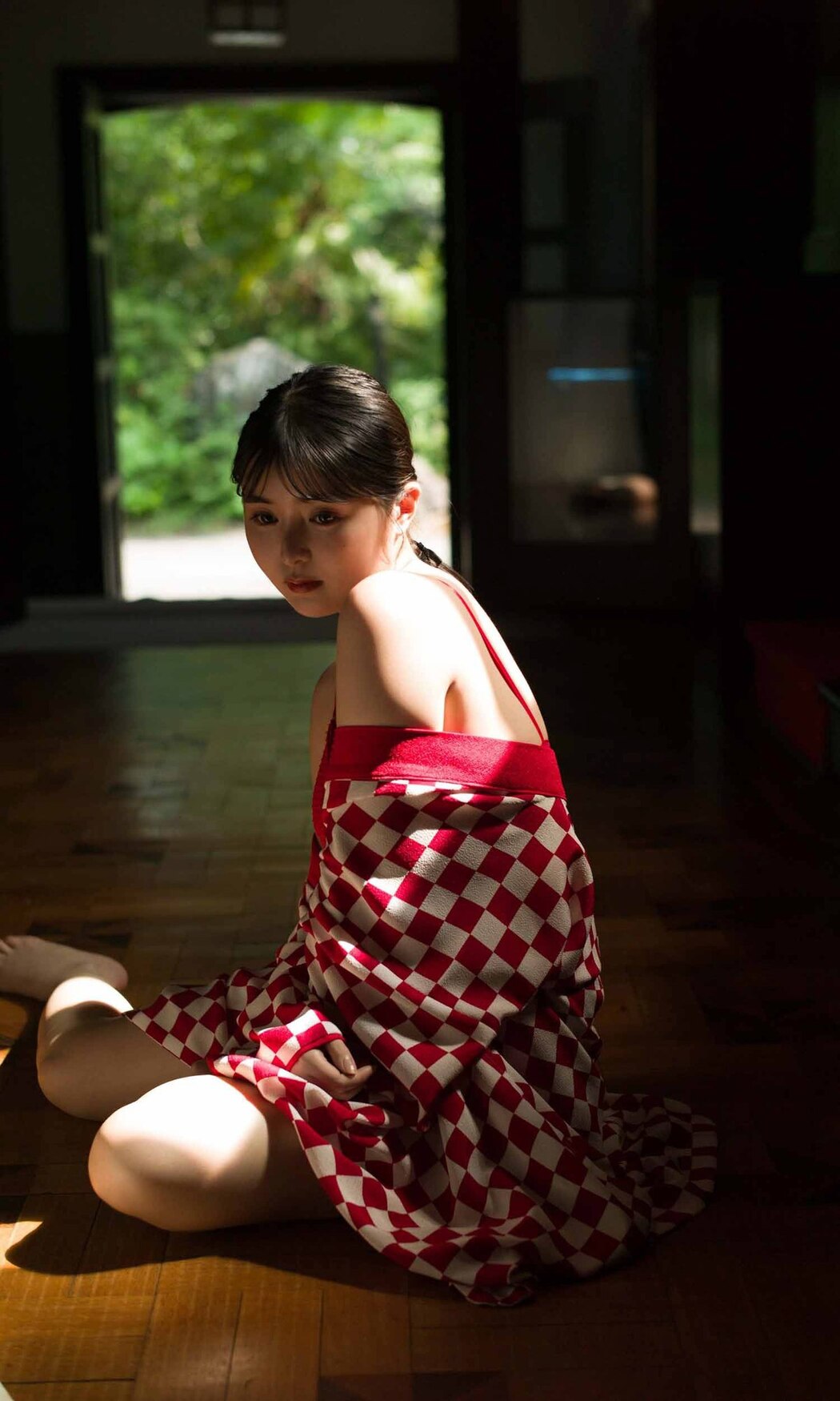 Weekly Photobook 2021-08-16 Sakina Tonchiki 頓知気さきな – Summer Goldfish