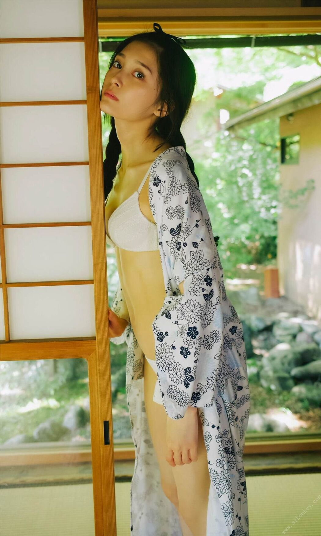 Weekly Playboy Photo Book 2022.08.29 Rina Koyama 小山璃奈 – Red Flower