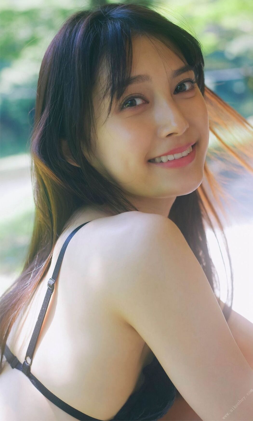 Weekly Playboy Photo Book 2022.08.29 Rina Koyama 小山璃奈 – Red Flower