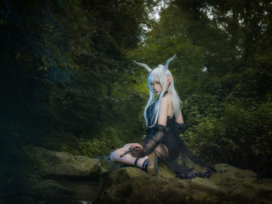 Coser@麻花麻花酱 – 闪灵泳装 (21P)