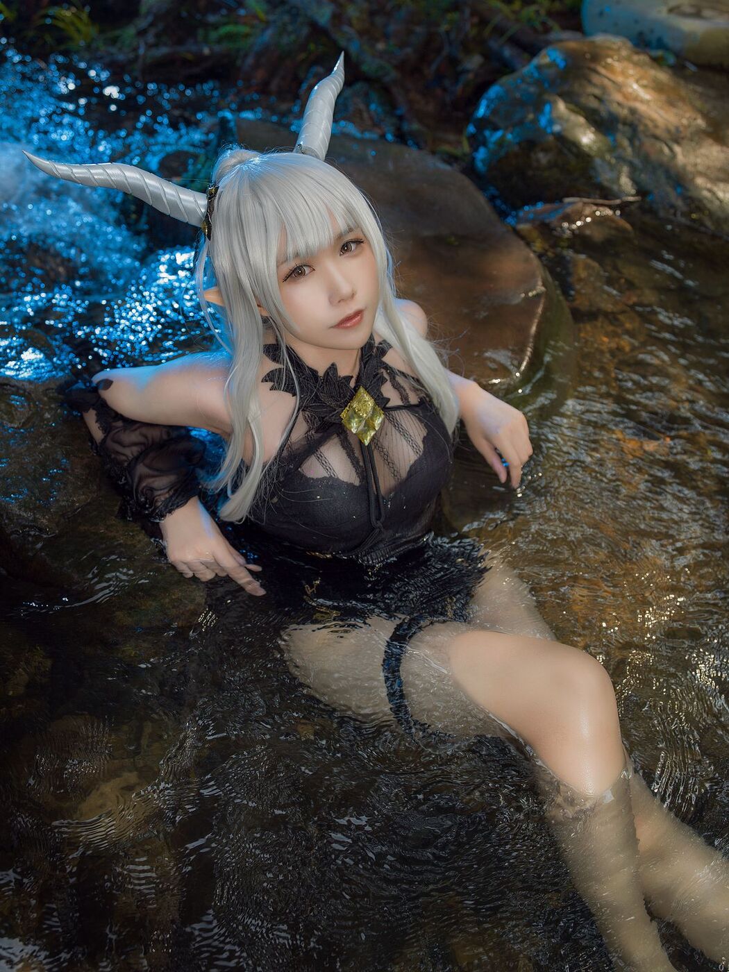 Coser@麻花麻花酱 &#8211; 闪灵泳装 (21P)