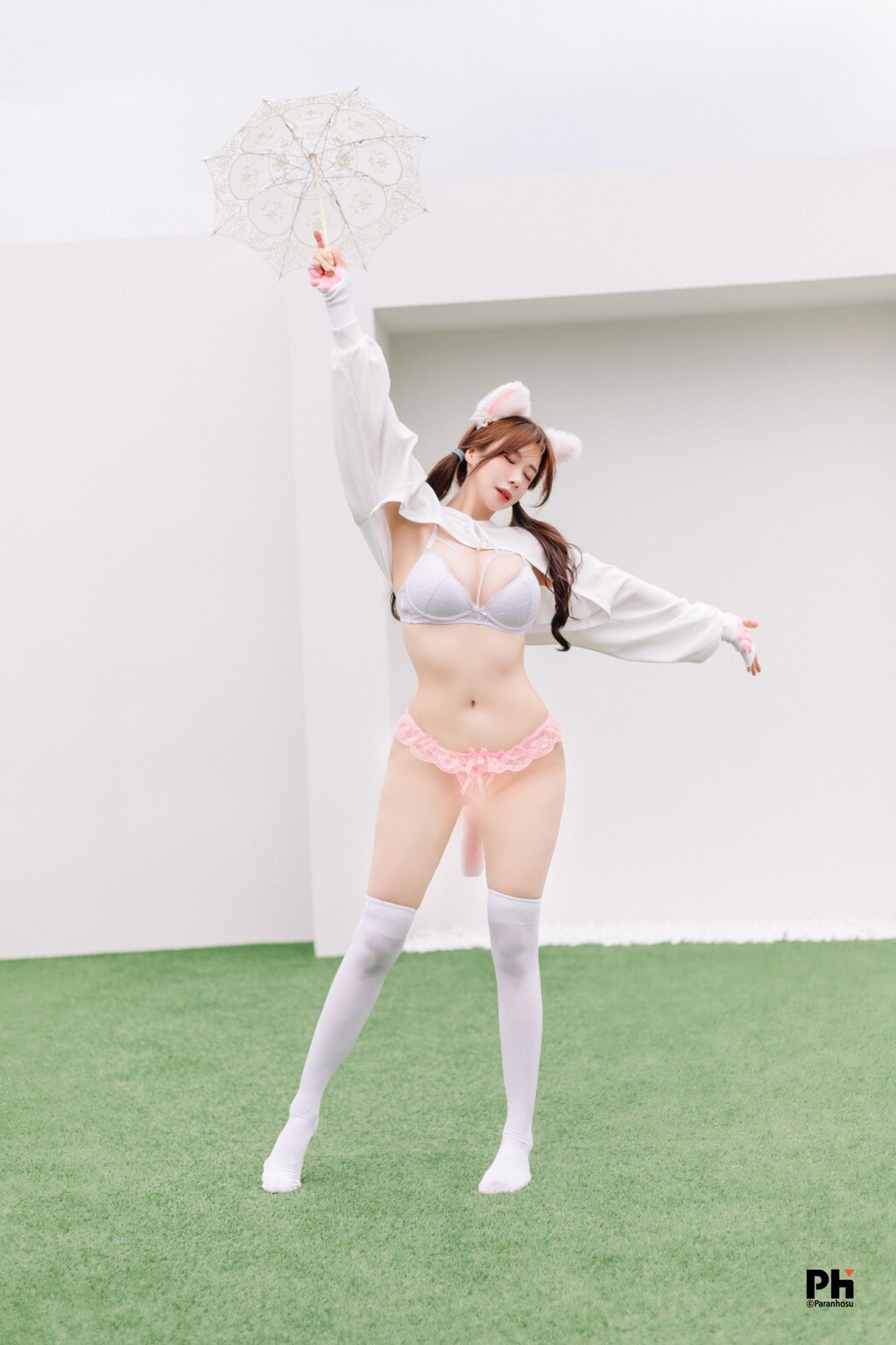 Paranhosu Sia_S22 2022 Photo Book Vol.4 Meow Meow Punch