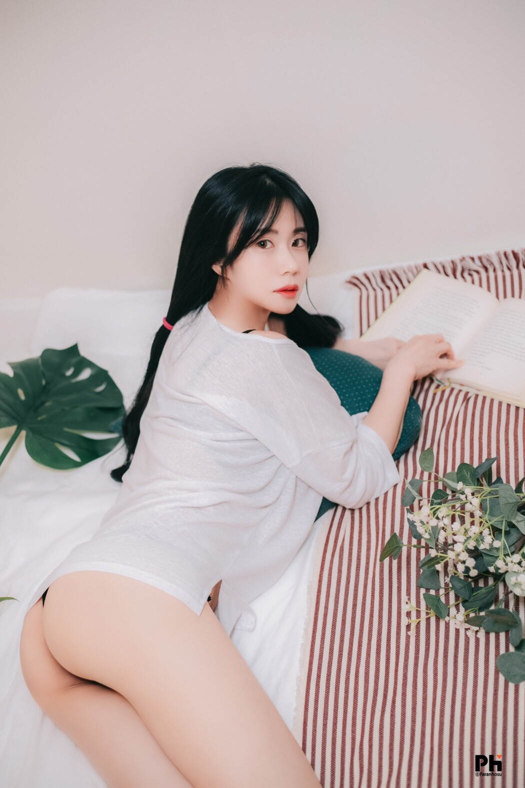 Paranhosu Vol.2 Sia_S22 – Photo Book Girlfriend A