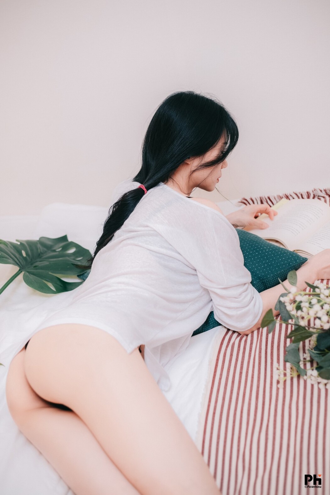 Paranhosu Vol.2 Sia_S22 – Photo Book Girlfriend A