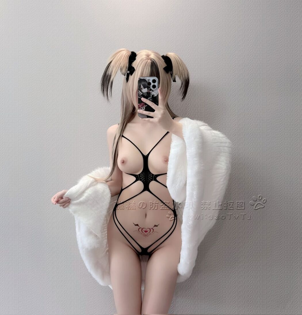 Coser@糕糕 &#8211; 萝莉体超级网红 福利视图集 Part03 (69P)